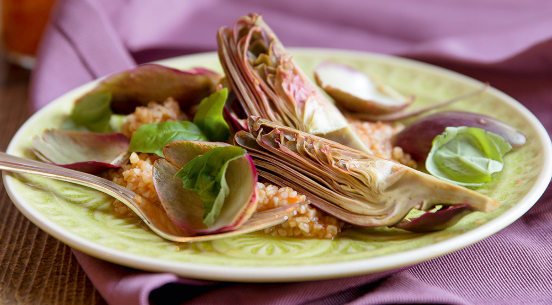 Artischocken mit Bulgur und Gemüsesalsa