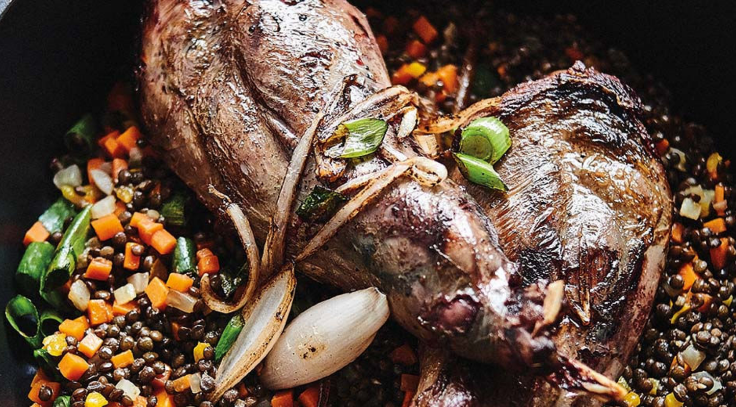 Geschmorte Hasenkeulen mit Linsengemüse