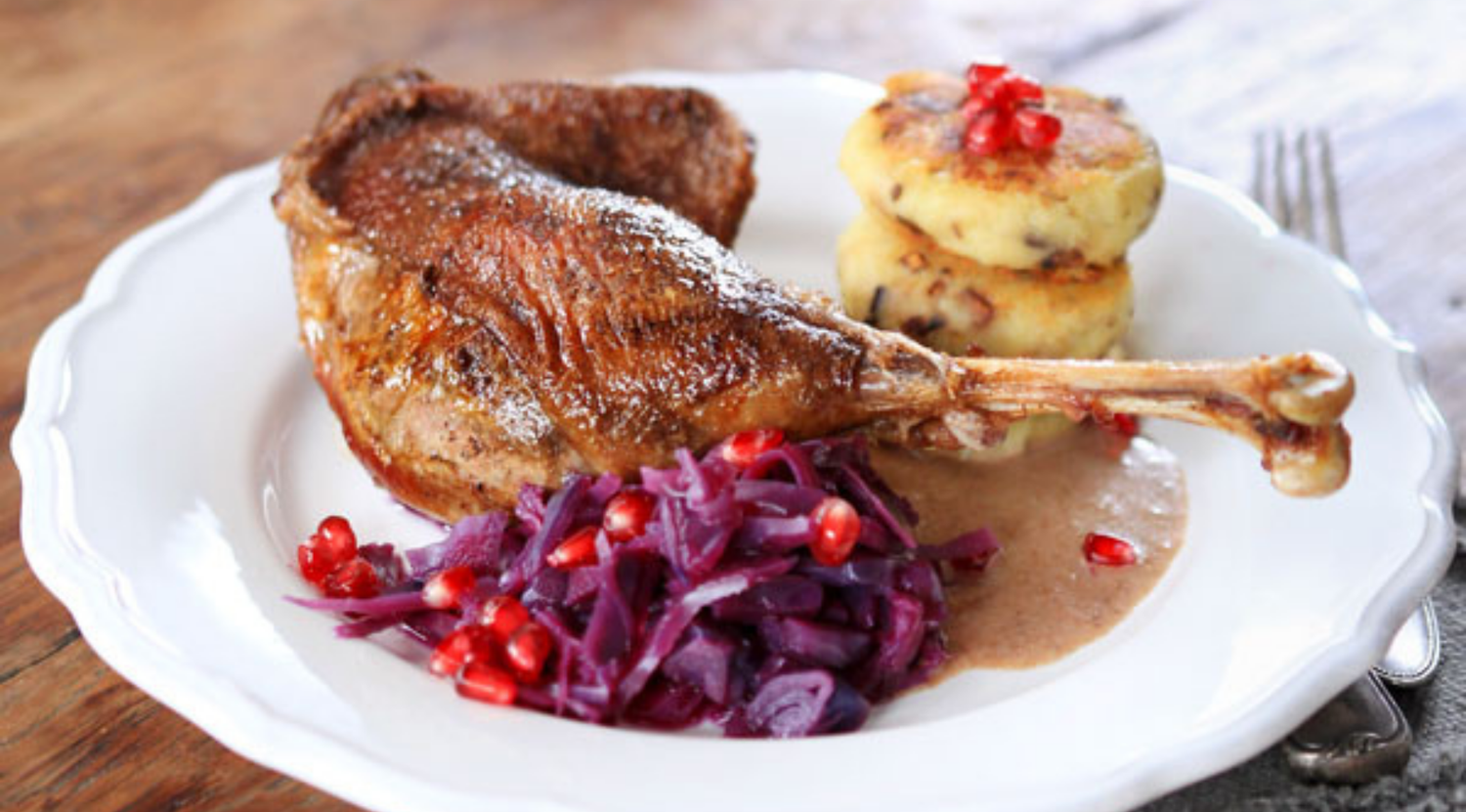 Knusprige Gänsekeule mit Granatapfel Rotkohl