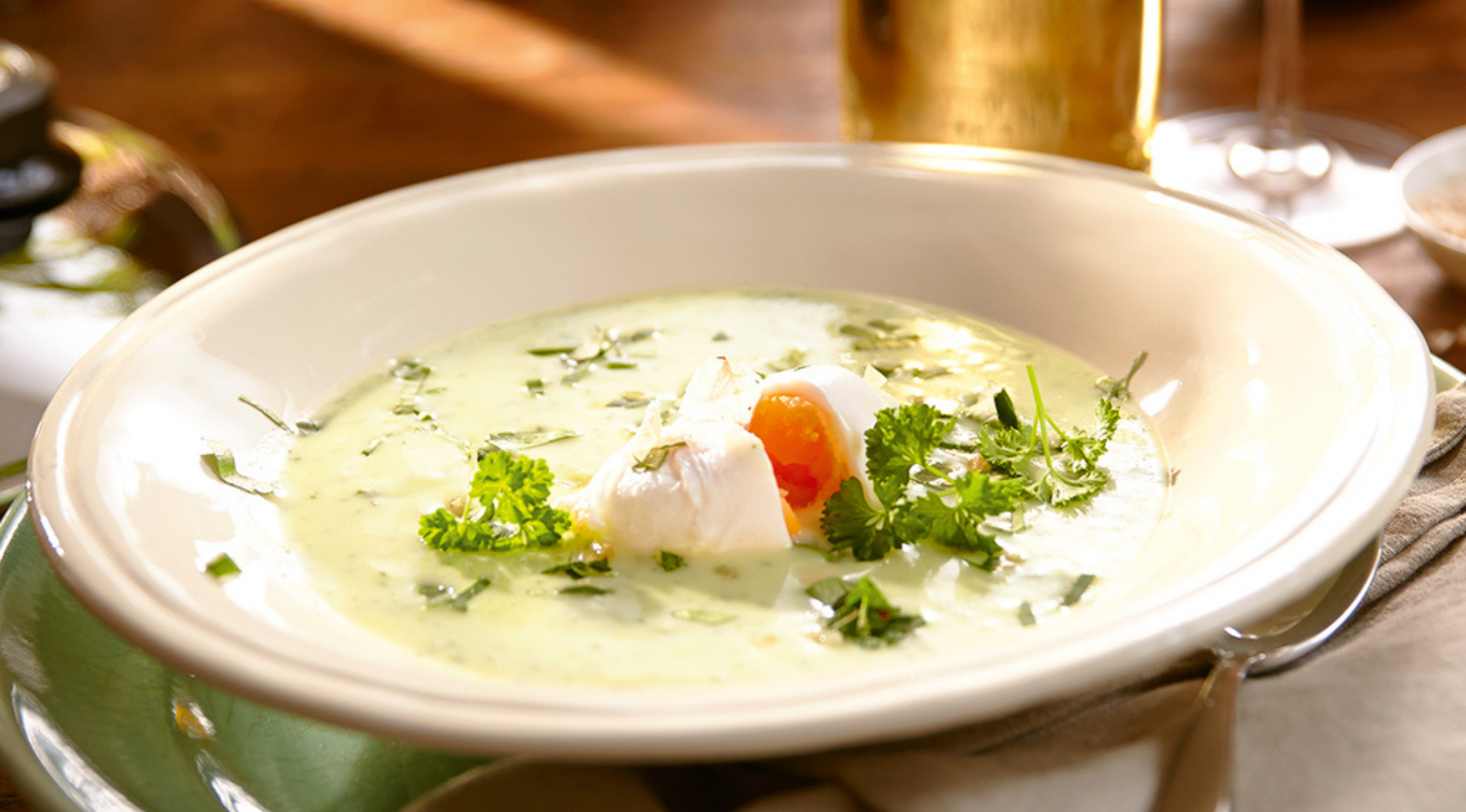Kräuterrahmsuppe mit pochiertem Ei