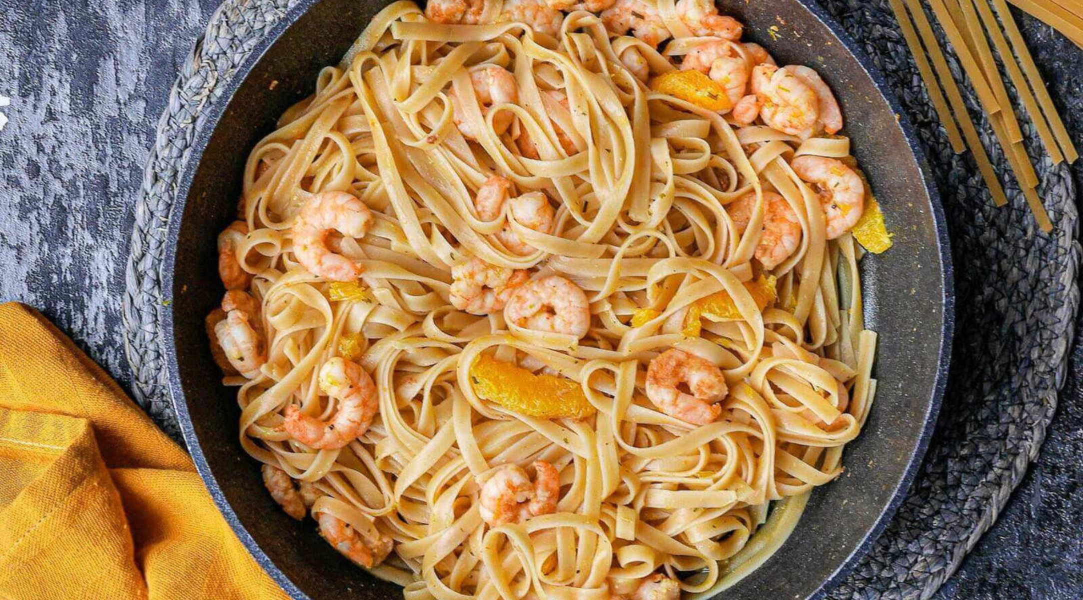 Nudeln mit Garnelen in Orangensauce