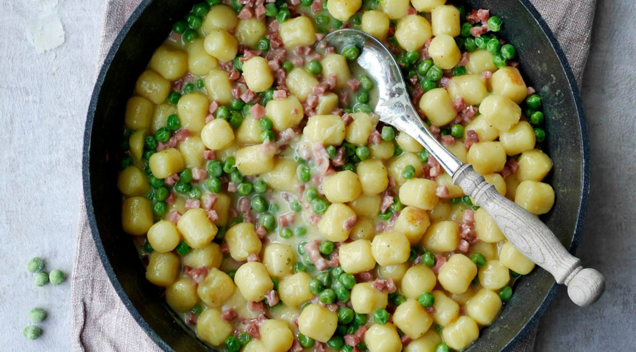 One Pot Gnocchi mit Erbsen und Schinken