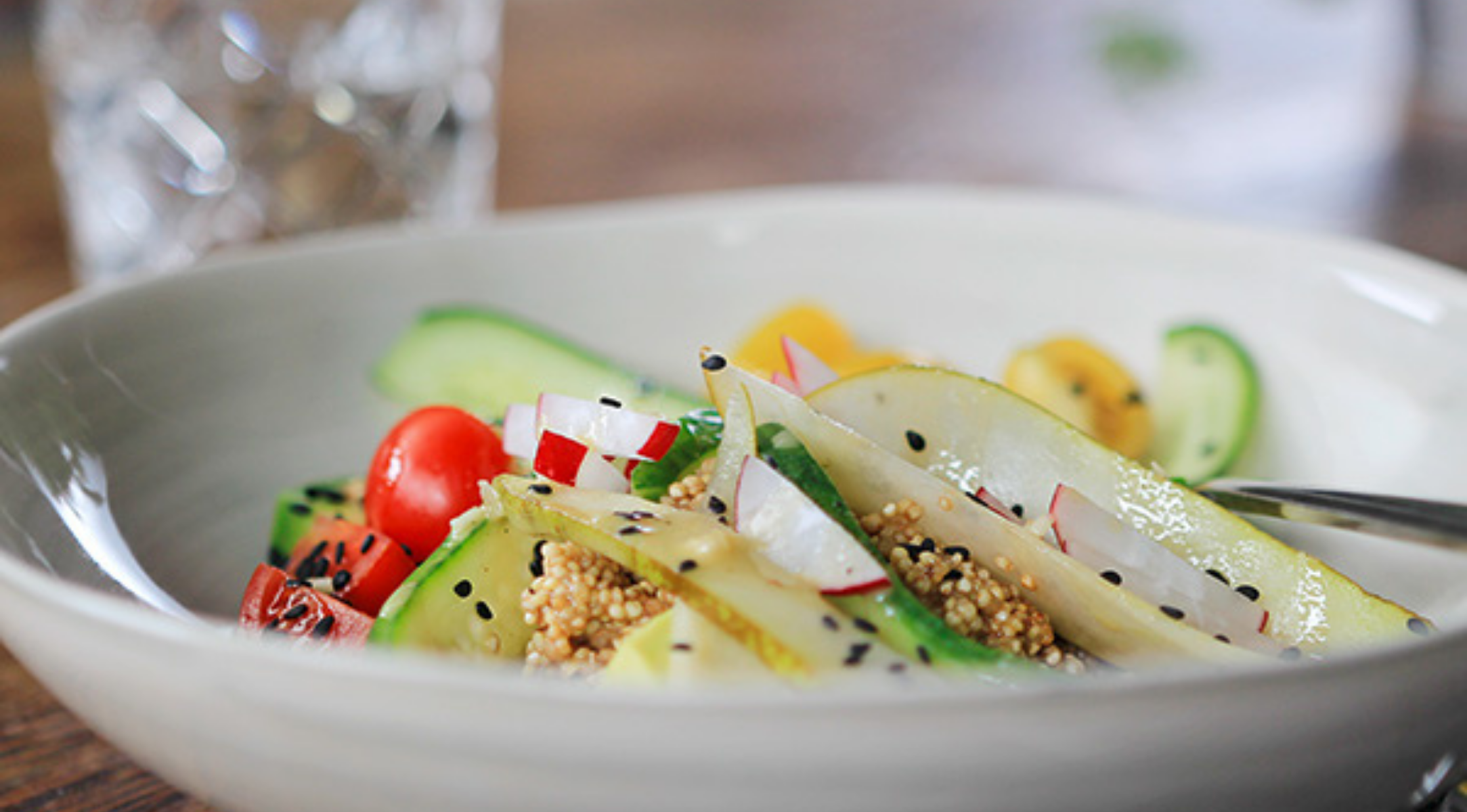 Rainbow Buddha Bowl mit Quinoa