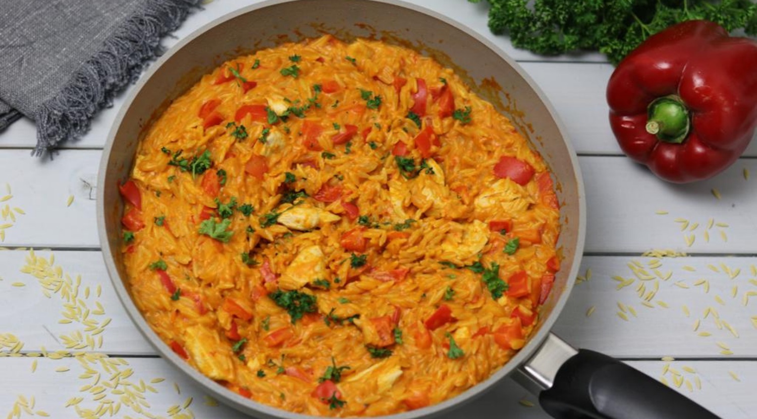 Reisnudelpfanne mit Paprika und Hähnchen