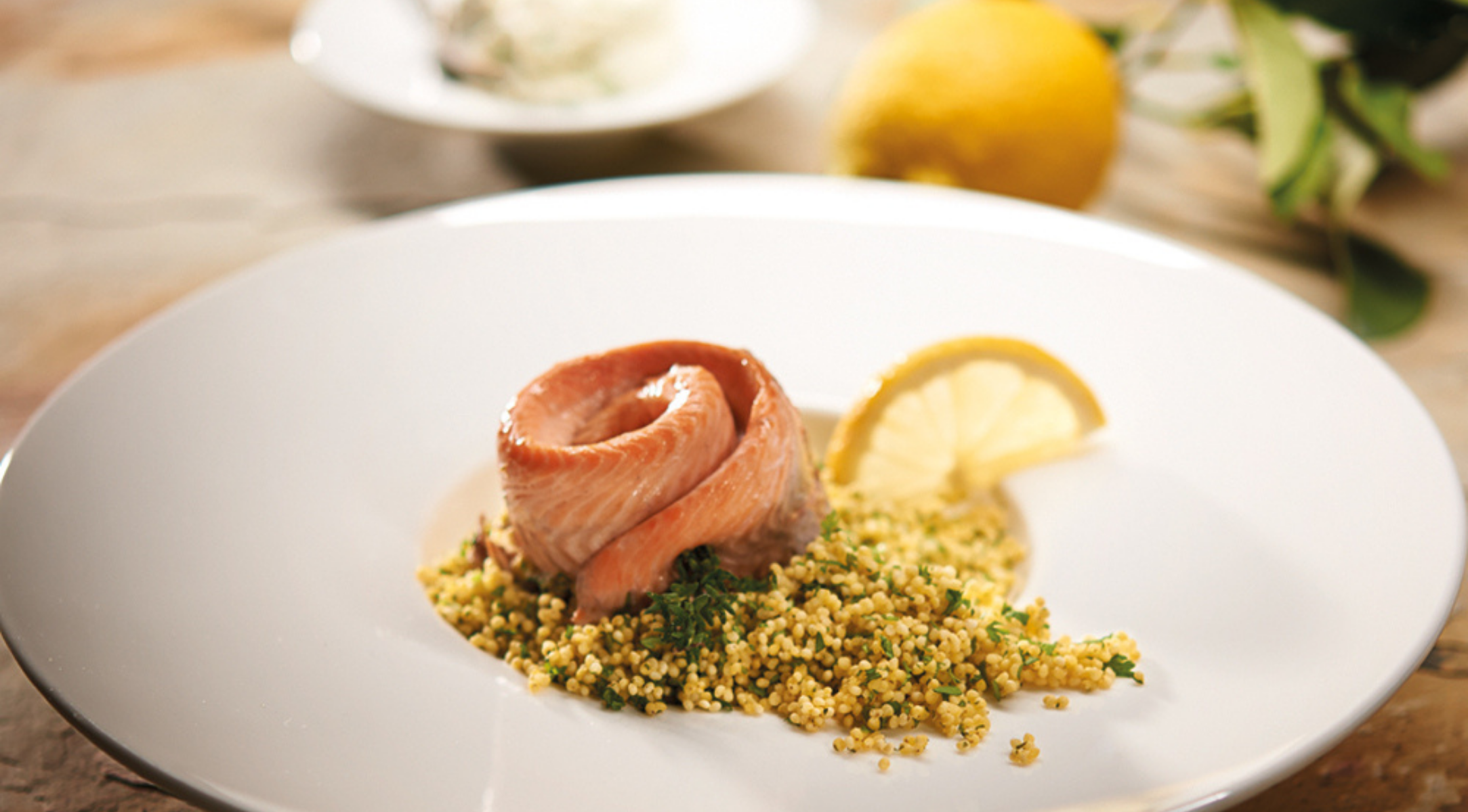 Saiblingsröllchen mit Gewürzhirse und Frischkäse-Dip