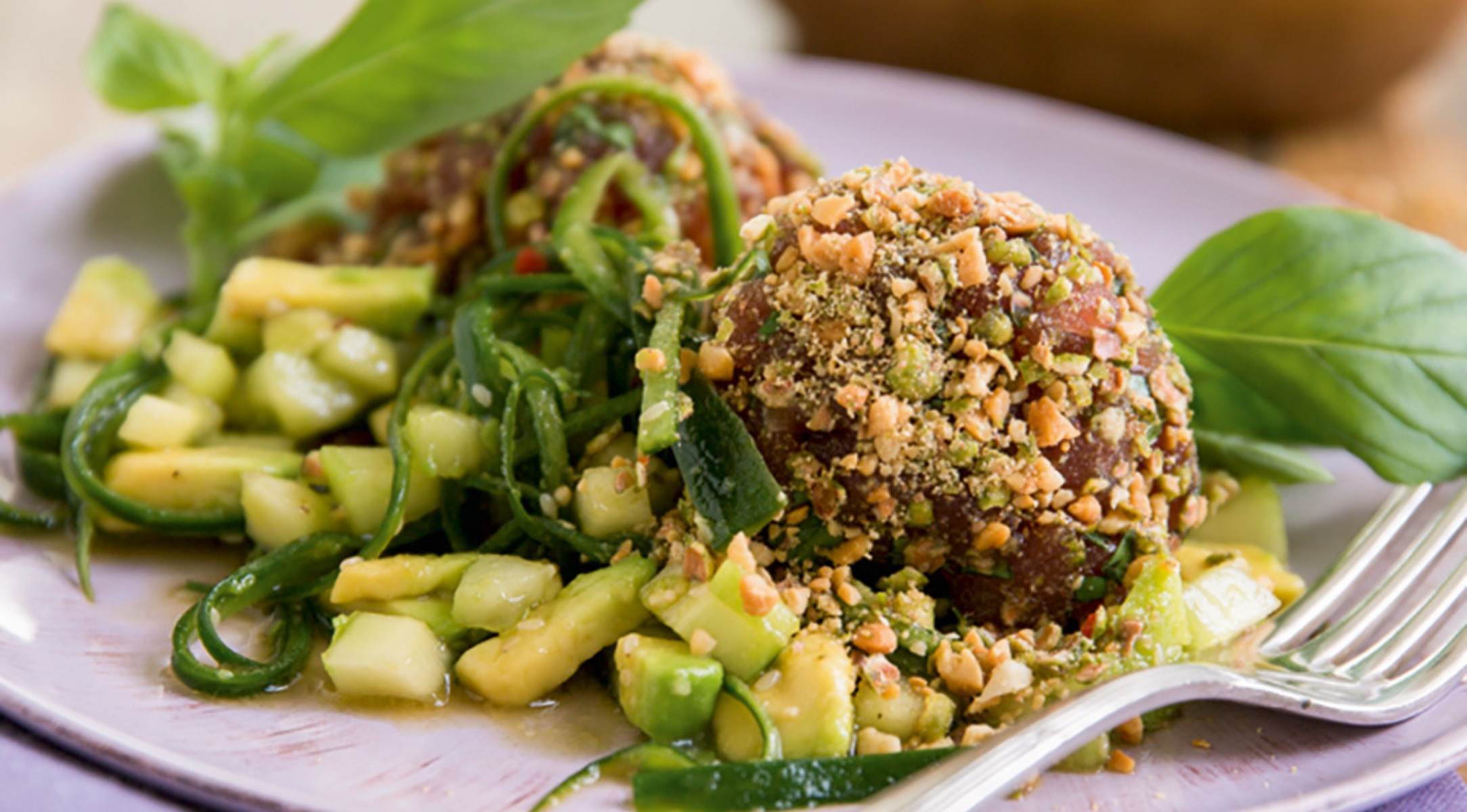 Tatar vom Thunfisch mit Wasabinüssen und Avocado-Gurken-Relish