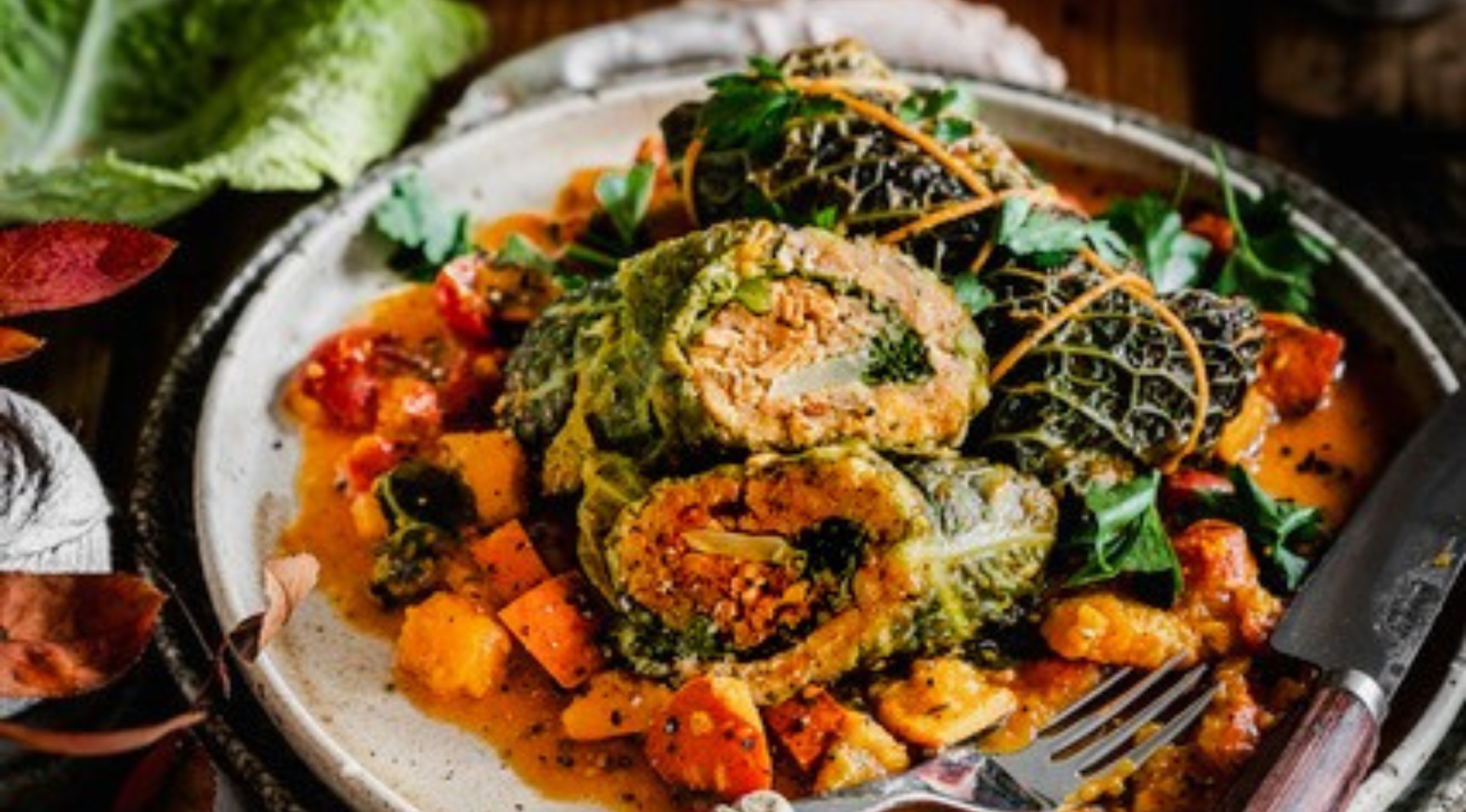 Vegane Kohlrouladen mit Kürbis Tomatengemüse