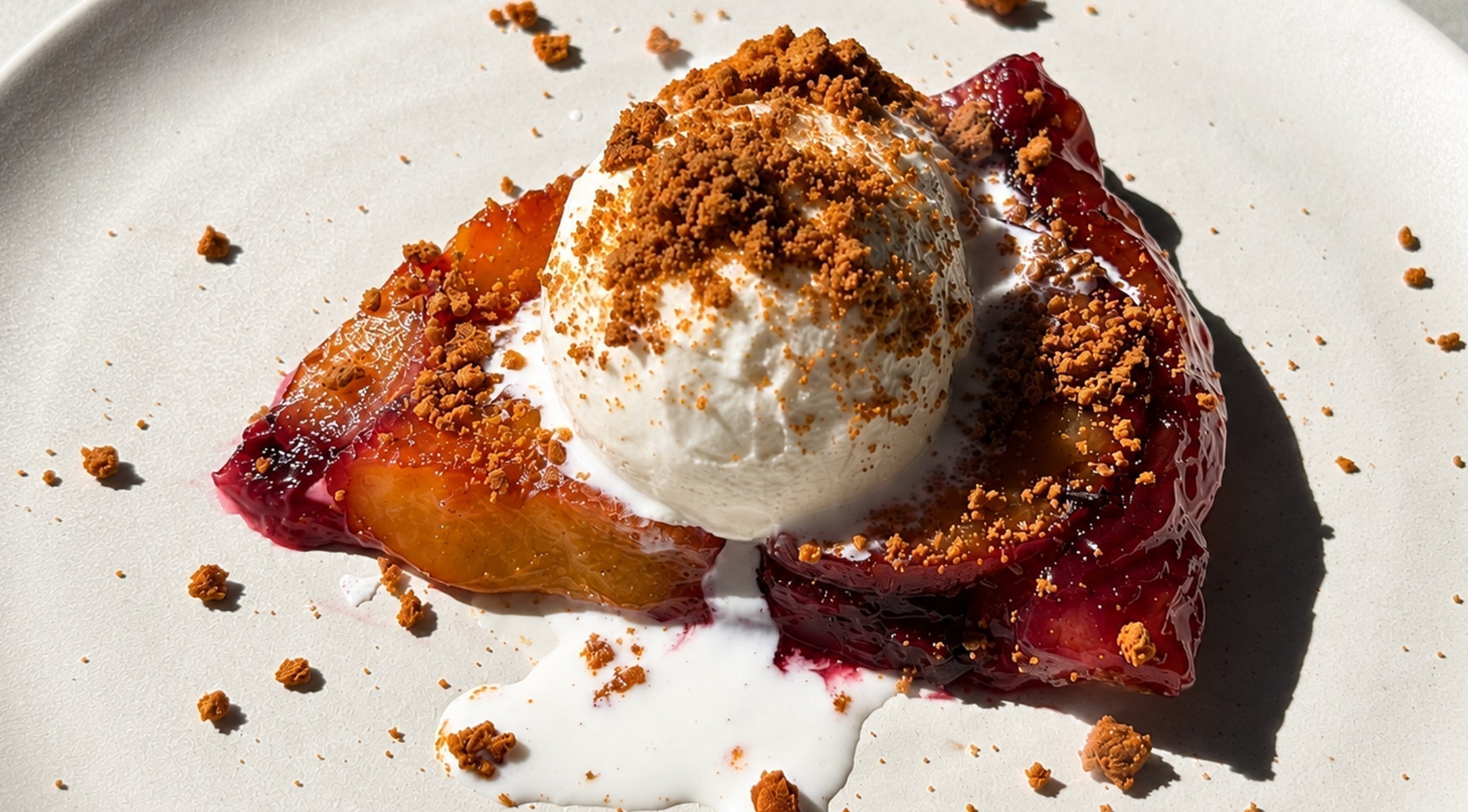 Pflaumen-Tarte Tatin mit Biscoff-Kekscrunch und gesalzenem Vanilleeis