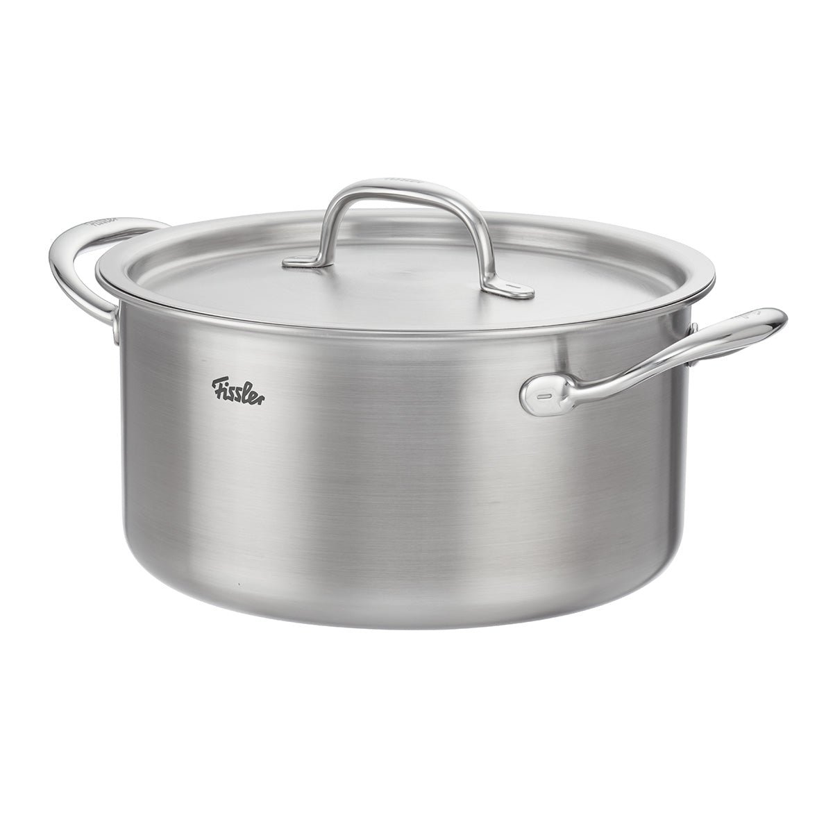 Der Fissler M5 Pro-Ply® Kochtopf mit Metalldeckel, gefertigt aus hochwertigem, recyceltem Edelstahl „Made in Germany“, überzeugt durch seine zwei ergonomischen Seitengriffe und den passgenauen Metalldeckel. Das dezent eingravierte Fissler Markenlogo steht für zeitloses Design, präzise Ingenieurskunst und außergewöhnliche Langlebigkeit. Der Kochtopf ist für alle Herdarten einschließlich Induktion geeignet und spülmaschinenfest – für mühelos komfortable Reinigung und langanhaltende Freude am Kochen.