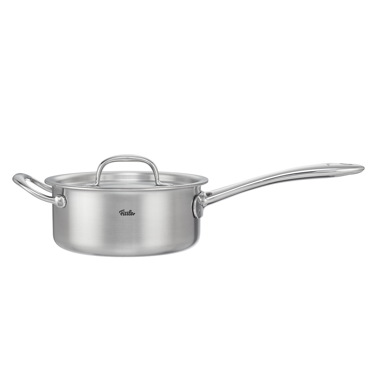 Die Fissler M5 Pro-Ply® Stielkasserolle steht für höchste Qualität „Made in Germany“ und verbindet traditionelle Handwerkskunst mit moderner Innovation. Aus recyceltem Edelstahl gefertigt, überzeugt die Stielkasserolle mit zwei ergonomischen Griffen und einem passgenauen Metalldeckel vor weißem Hintergrund. Sie ist induktionsgeeignet, spülmaschinenfest und bietet durch präzise Verarbeitung müheloses Kochen sowie einfache Reinigung – ein langlebiges Kochgeschirr für anspruchsvolle Küchen.