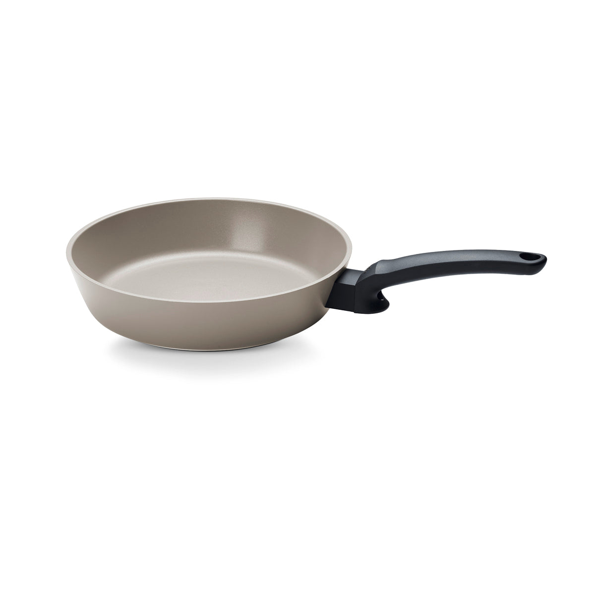 Fissler Ceratal® Evo Comfort Pfanne: hellbeige Keramik-Antihaftpfanne mit schwarzem Griff. Deutsche Qualität für müheloses Kochen im Alltag.