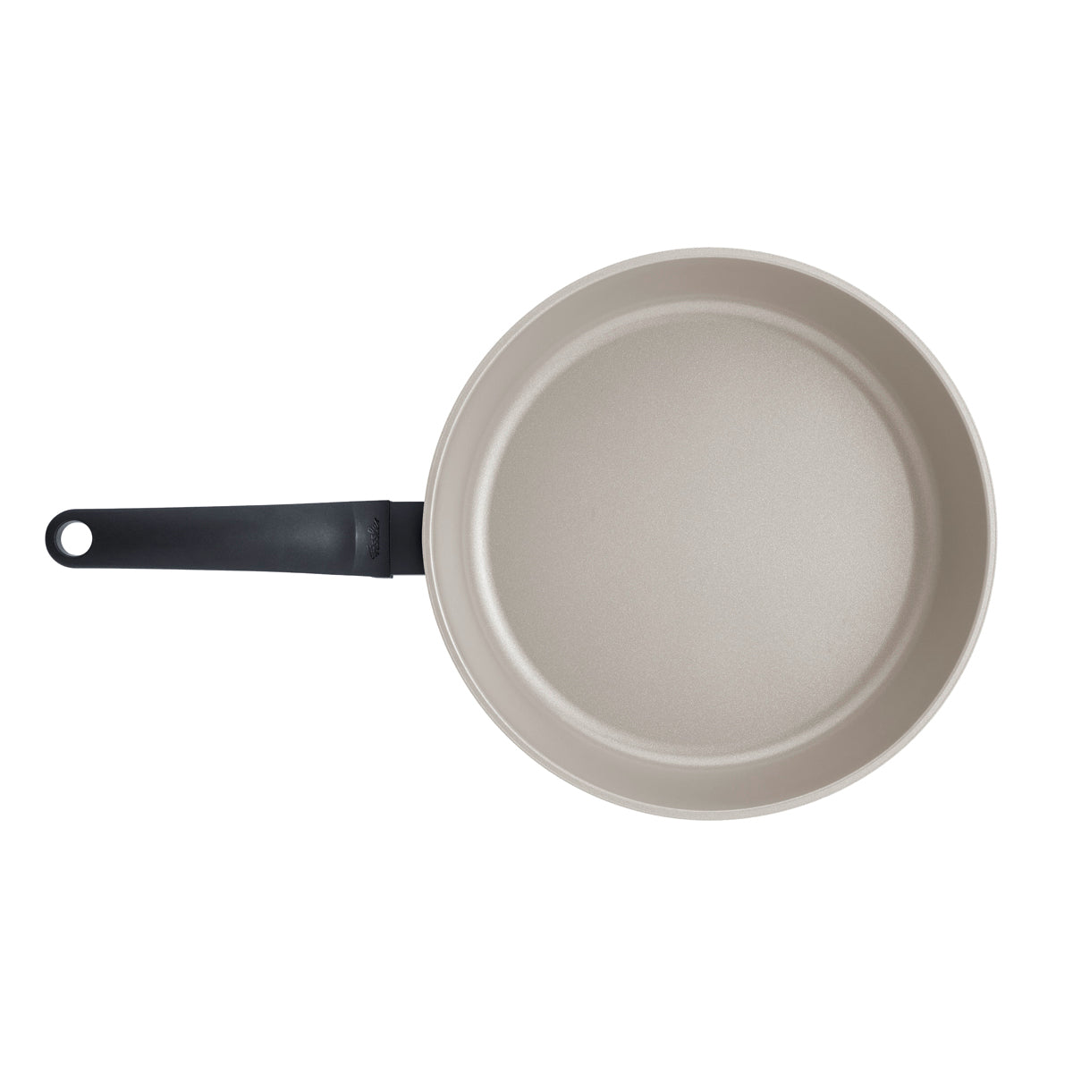 Fissler Ceratal® Evo Comfort Pfannenset (24/28 cm), helle keramische Antihaftflächen, schwarze Griffe, von oben gesehen weiß.