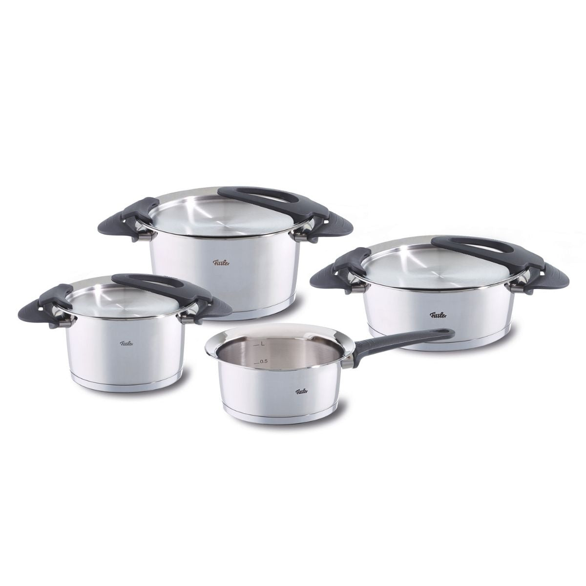Fissler Intensa® 4-teiliges Set: drei Töpfe aus recyceltem Edelstahl mit Deckel, eine Stielkasserolle, schwarze Griffe, charakteristisches zeitloses Design.