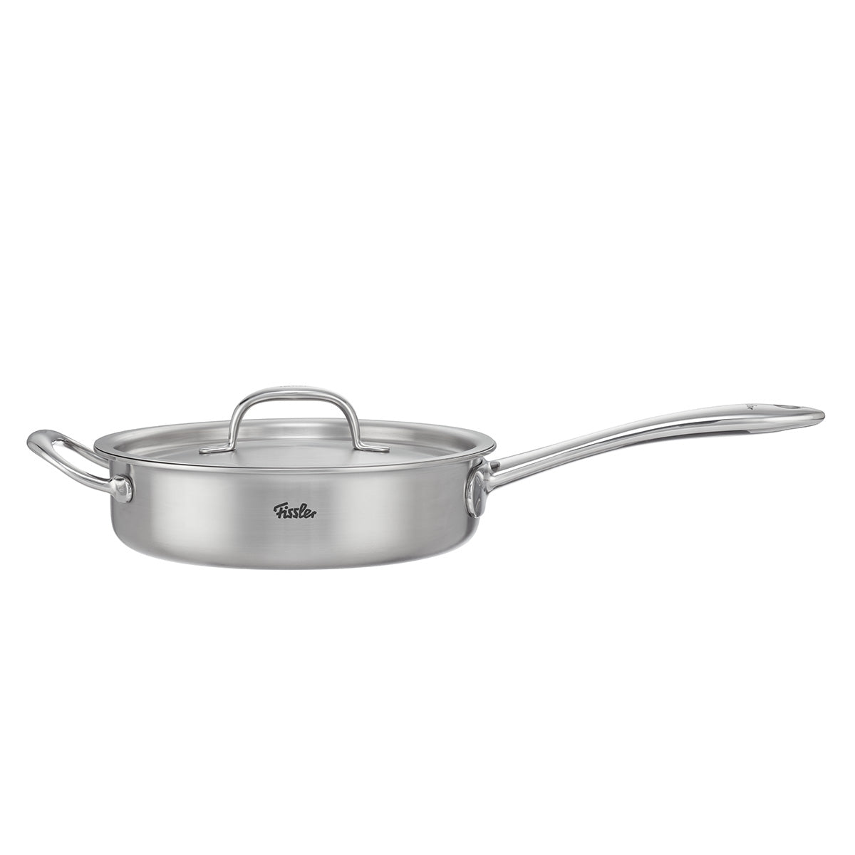 Die Fissler M5 Pro-Ply® Sautépfanne mit Metalldeckel, gefertigt aus hochwertigem, recyceltem Edelstahl, vereint deutsche Präzision und zeitloses Design. Ausgestattet mit einem langen Komfortgriff und einem kurzen Gegengriff für optimale Handhabung. Die spülmaschinenfeste Pfanne steht auf weißem Hintergrund und eignet sich perfekt für alle Herdarten, inklusive Induktion – ein Qualitätsprodukt "Made in Germany" von Fissler.
