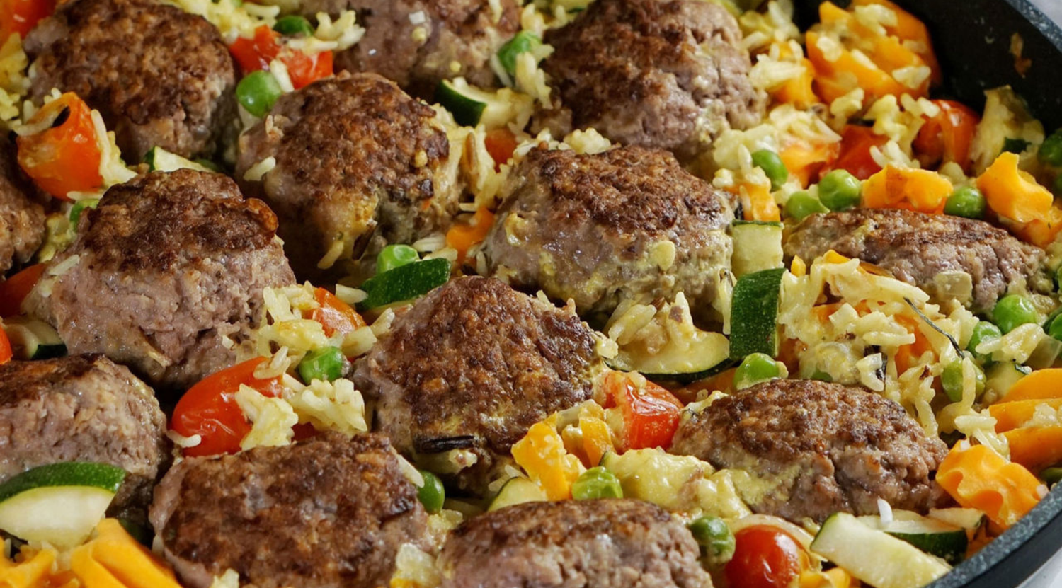 Bunte Reispfanne mit Fleischbällchen