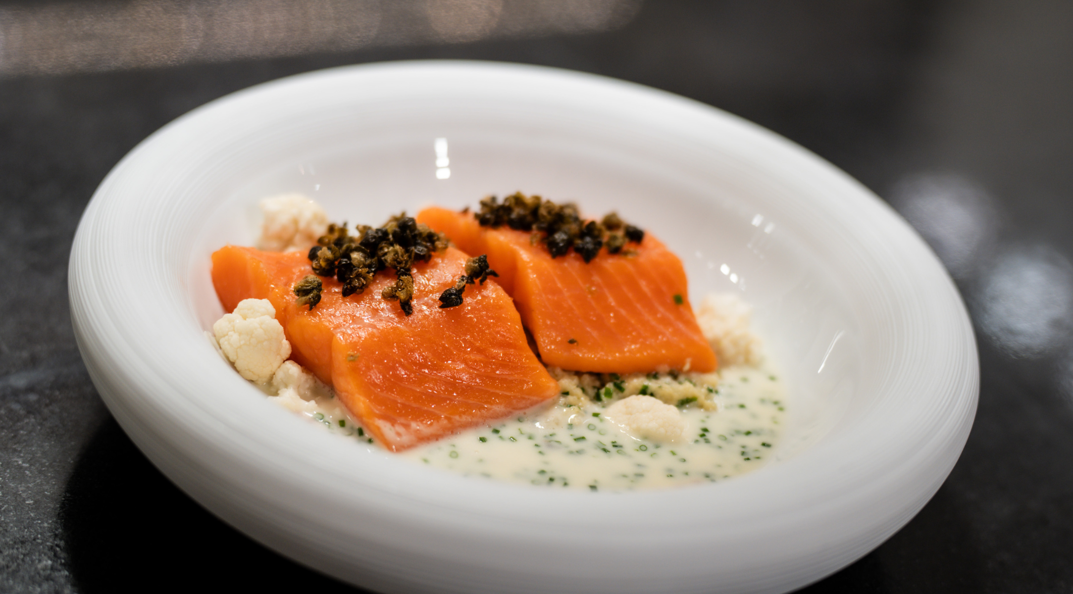 Confierter Lachs mit Blumenkohlstampf und Kapern-Beurre Blanc