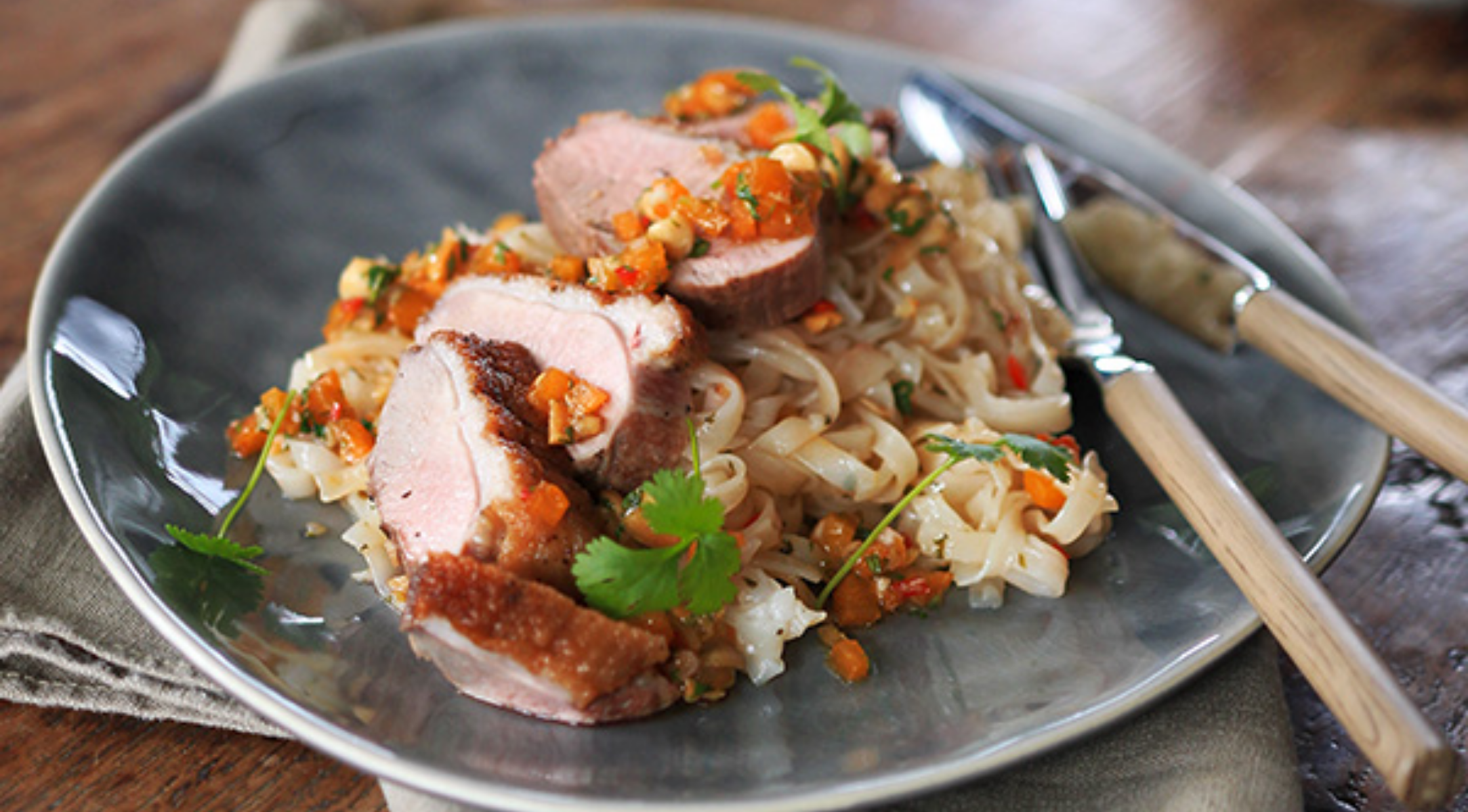 Ente mit Reisbandnudeln und Aprikosen-Erdnuss-Chutney