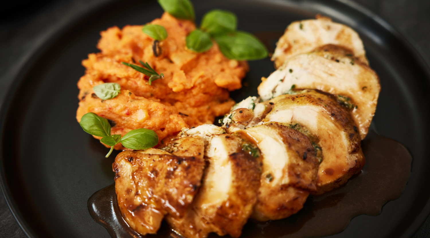 Gebratene Maispoulardenbrust mit Spinat-Frischkäse-Füllung und Ajvar-Kartoffelstampf