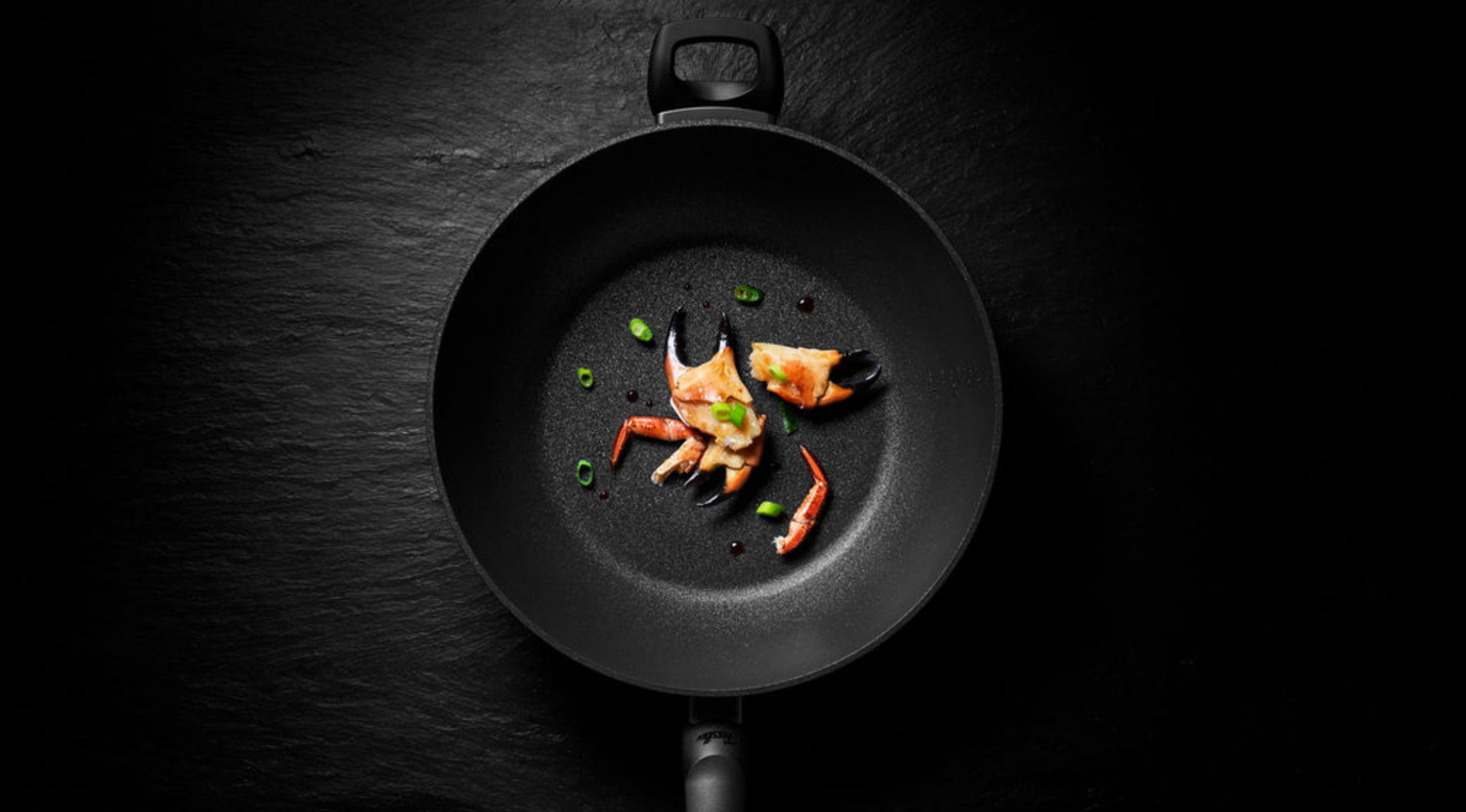 Gebratene Seekrabbe mit Ingwer und Frühlingszwiebeln