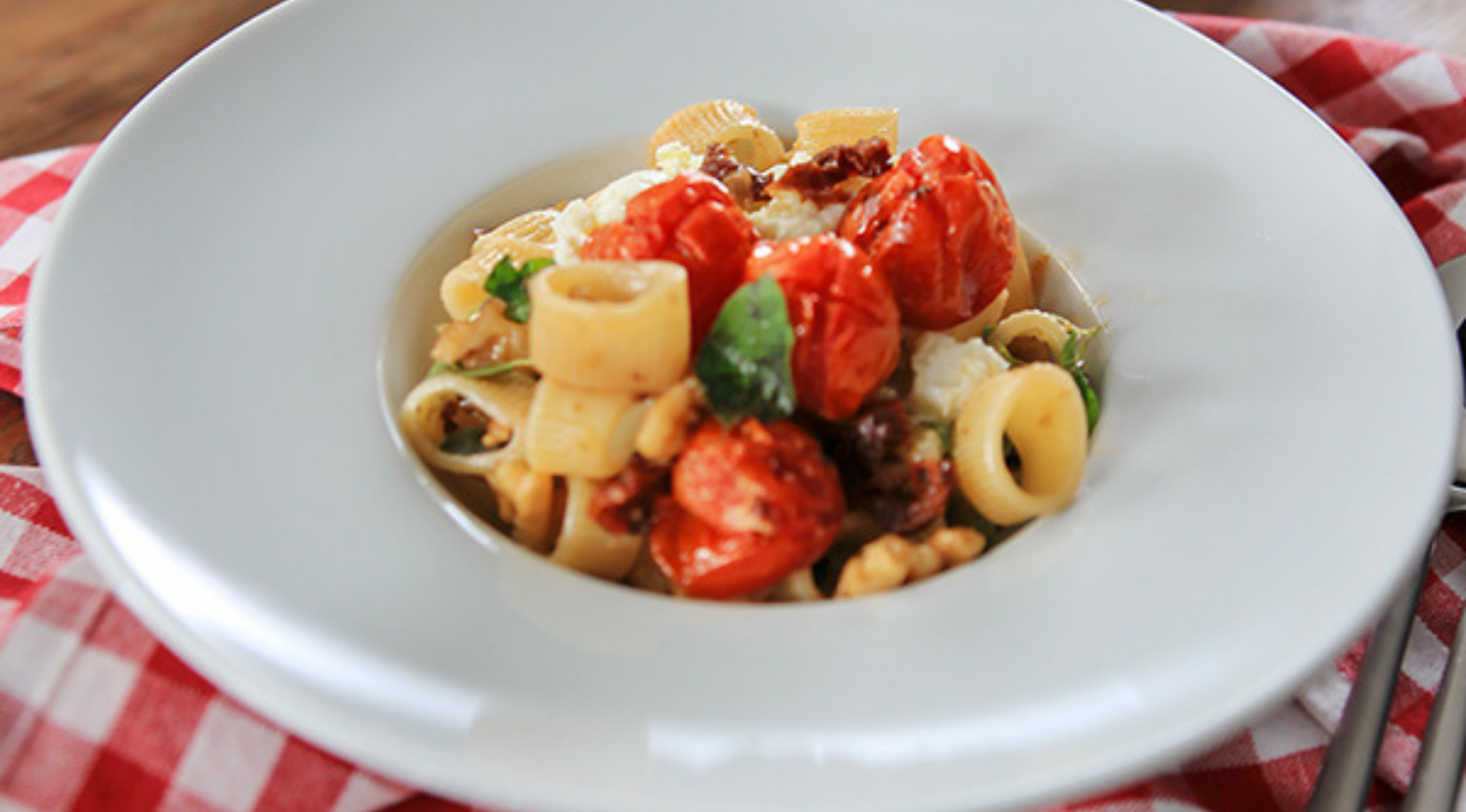 Italienische Mezze Maniche Pasta mit mariniertem Büffelmozzarella