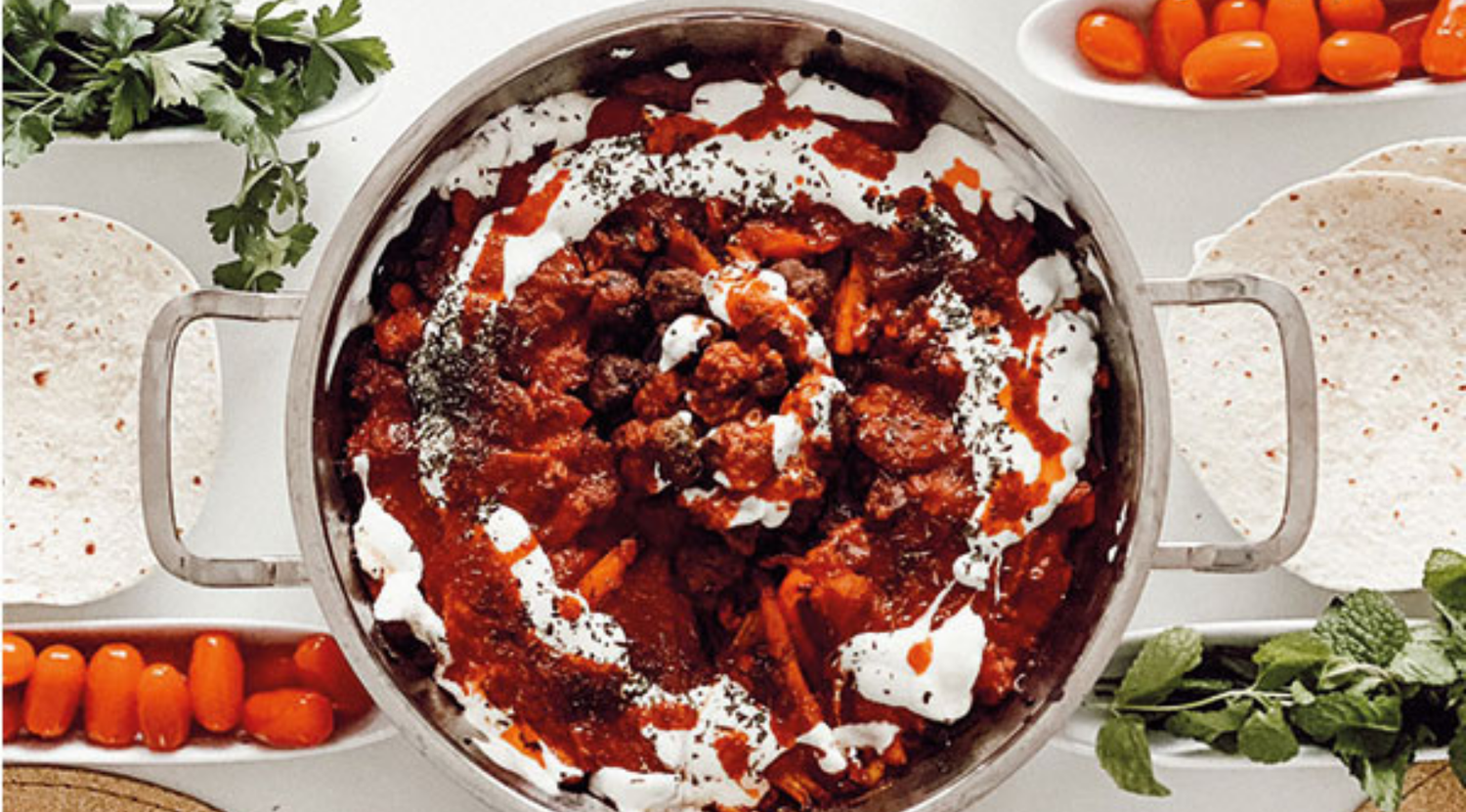 Köfte mit Gemüsesticks und Joghurt