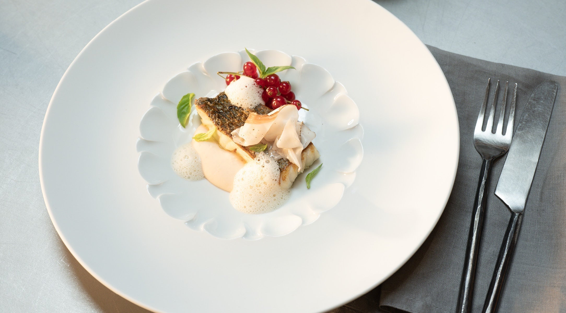 Loup de Mer mit Cannellini-Bohnenpüree und Himbeer-Beurre-Blanc aus der Phi Collection® und Ceratal® Evo Pfanne