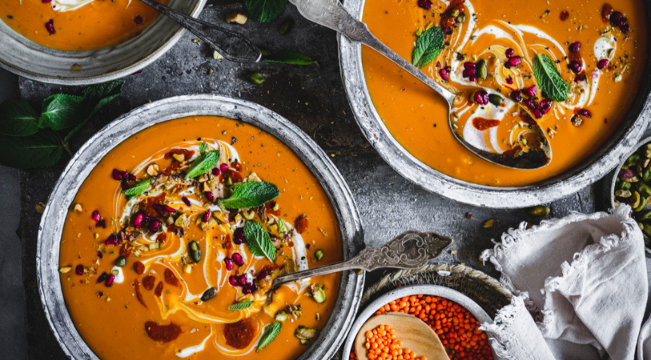 Marokkanische Linsensuppe mit Harissa und Pistazien