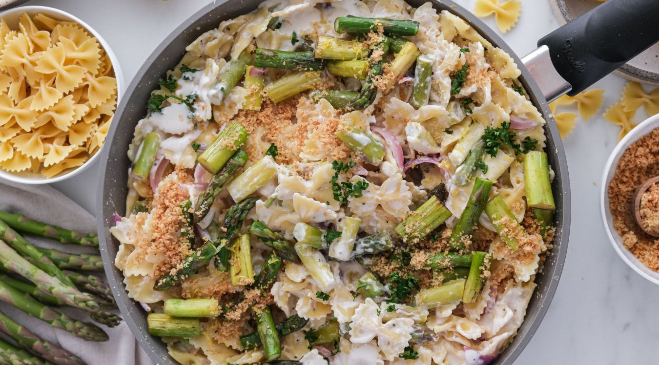 Nudeln mit Spargel, Ricotta und knusprigen Semmelbröseln