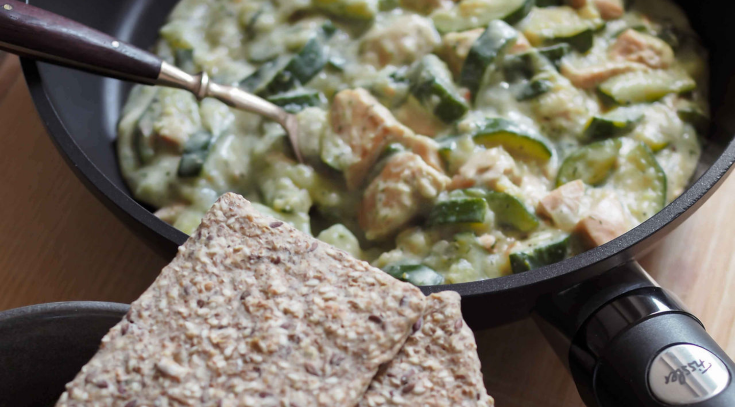 Pfannengericht mit frischem Lachs, Dill und Zucchini