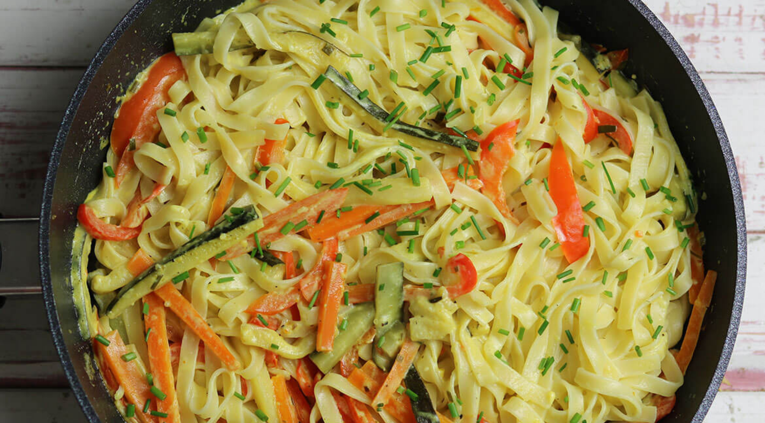 Sommernudeln mit buntem Gemüse