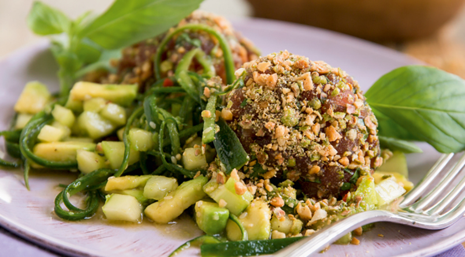 Tatar vom Thunfisch mit Wasabinüssen und Avocado-Gurken-Relish