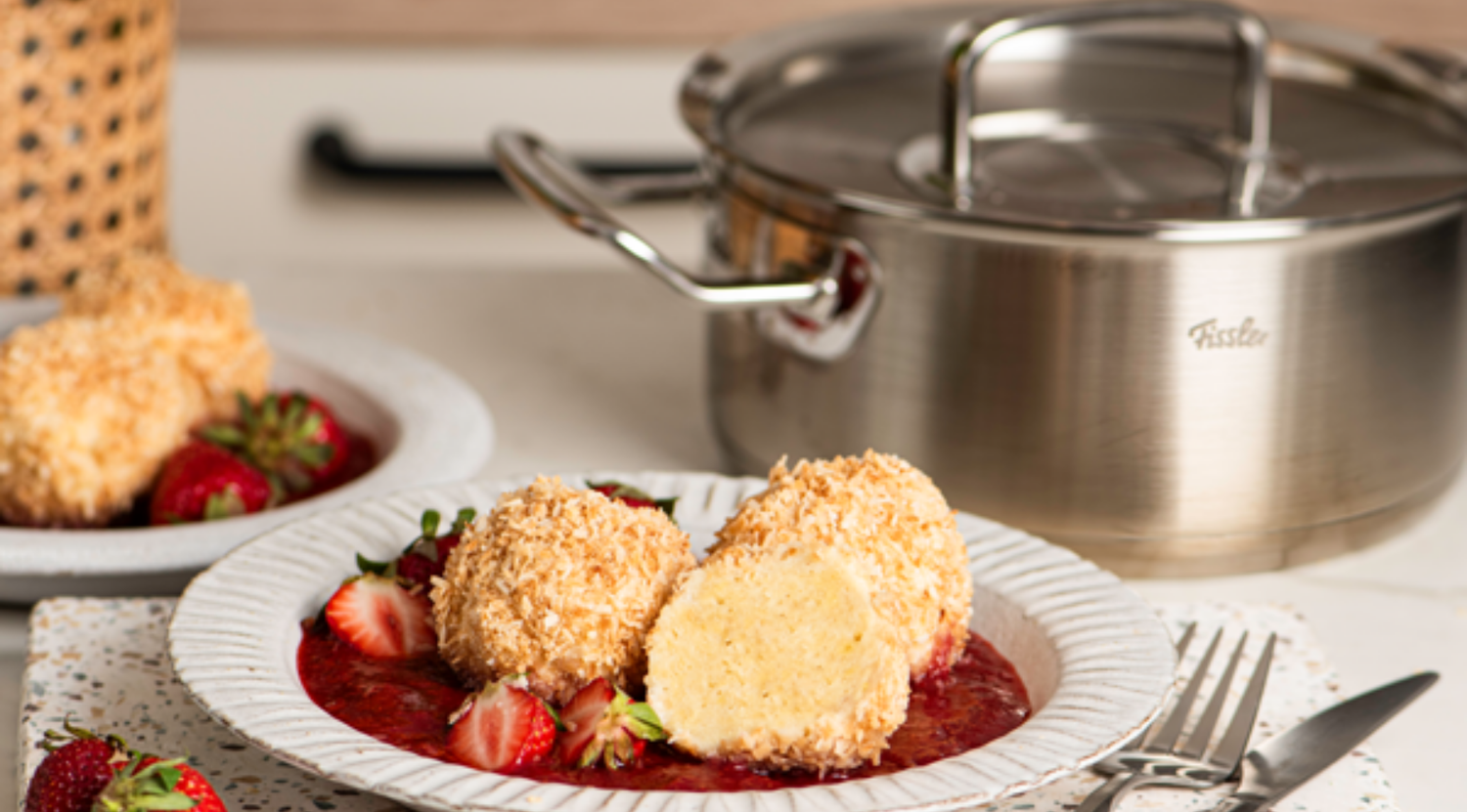 Topfenknödel in Erdbeersauce