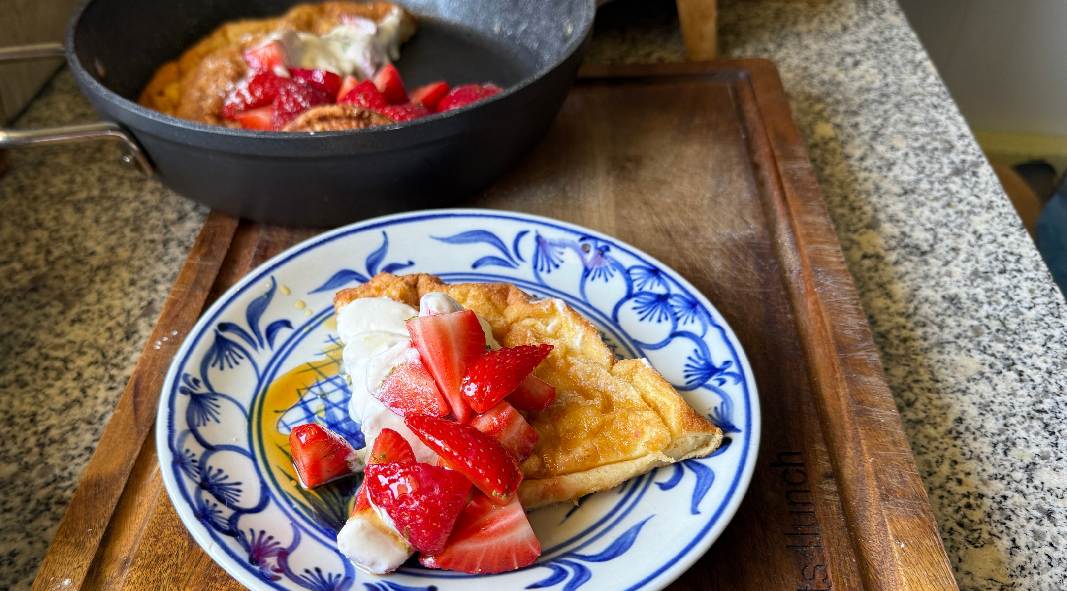 Dutch Baby mit aufgeschlagenem Ricotta und Erbeeren