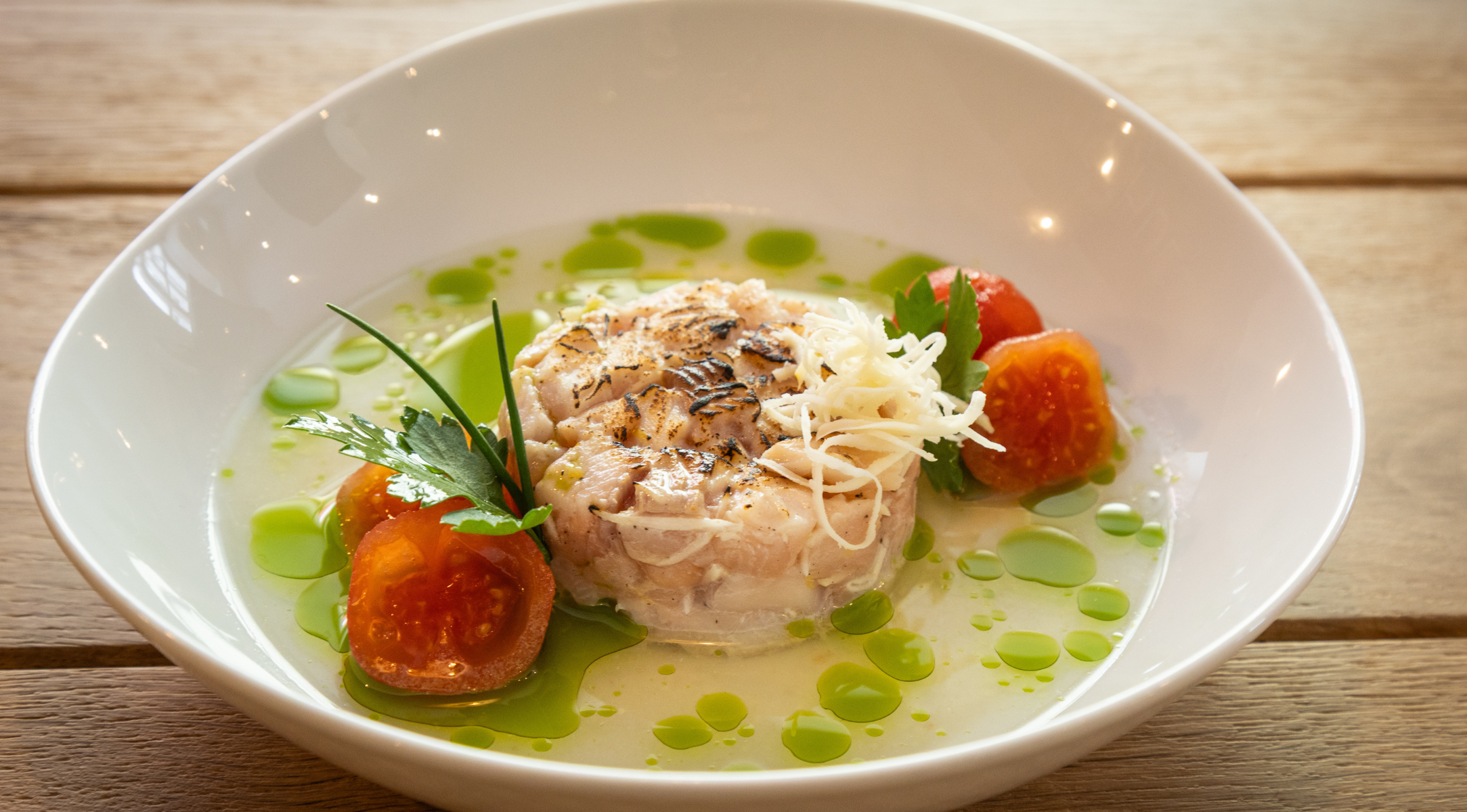 Alexander Herrmanns geflämmte Meerrettich-Forelle mit weißem Tomatensud und Kräuteröl
