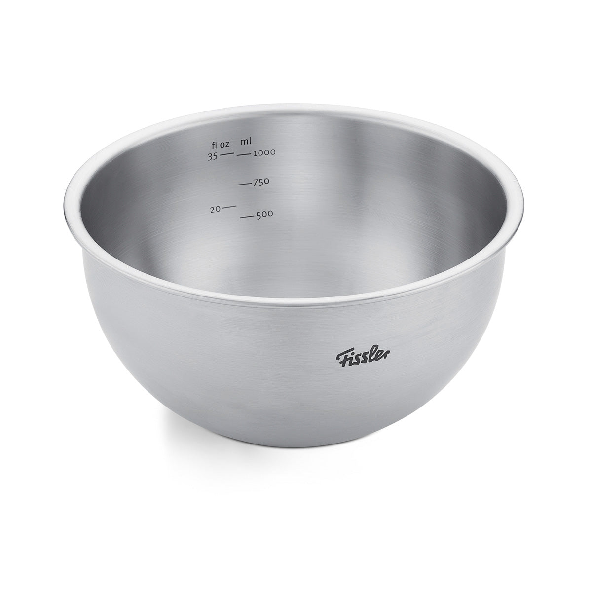 Fissler-Rührschüssel aus Edelstahl mit dem bekannten Fissler-Markenlogo und präzisen Maßmarkierungen in Millilitern und Flüssigunzen auf der Innenseite. Diese in Deutschland gefertigte Schüssel verfügt über eine polierte, spiegelglatte Oberfläche, die die Fissler-Tradition von Präzisionstechnik, Langlebigkeit und zeitlosem Design verkörpert – perfekt für jede Küche, in der hochwertiges Kochgeschirr geschätzt wird.