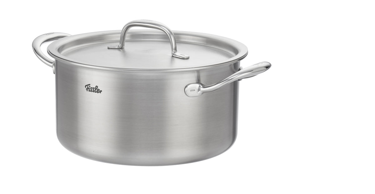 Das Fissler M5 Pro-Ply® 4-tlg. Kochset mit Metalldeckeln ist auf weißem Hintergrund präsentiert. Gefertigt aus hochwertigem, recyceltem Edelstahl steht dieses Set für deutsche Ingenieurskunst und zeitloses Design, wie Sie es von Fissler seit 1845 erwarten. Das eingravierte „Fissler“ Logo unterstreicht die langlebige Qualität der Produkte, die sowohl induktionsgeeignet als auch vielseitig einsetzbar sind – ideal für jede moderne Küche.