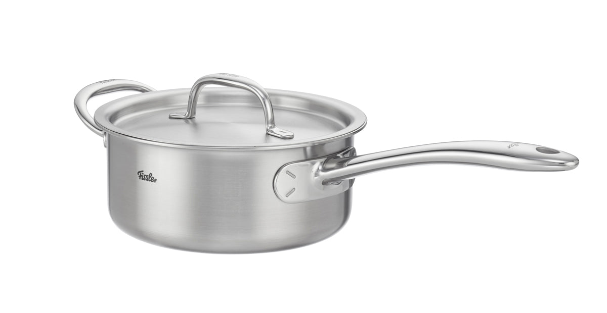 Das Fissler M5 Pro-Ply® 3-tlg. Topfset mit Metalldeckeln präsentiert sich auf weißem Hintergrund. Das Set, gefertigt aus hochwertigem Edelstahl und ausgestattet mit langlebigen Griffen und Deckeln, vereint präzise Ingenieurskunst „Made in Germany“ mit zeitlosem Design. Die induktionsgeeigneten Töpfe und Pfannen der Pro-Ply Kochgeschirr-Kollektion stehen exemplarisch für Fisslers Tradition in Innovation, Langlebigkeit und überlegener Kochperformance – ideal für moderne Küchen.