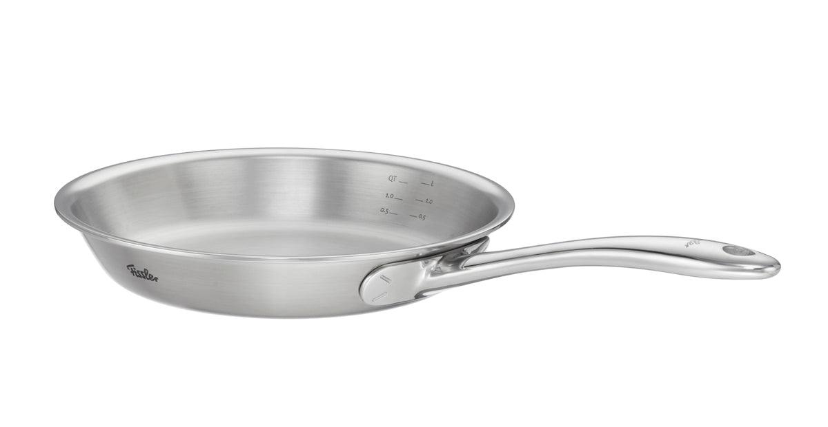 Die Fissler M5 Pro-Ply® Bratpfanne aus recyceltem Edelstahl kombiniert unser legendäres „Made in Germany“-Qualitätsversprechen mit moderner Innovation. Mit robustem, langem Griff, praktischen Messmarkierungen an der Innenwand und induktionsgeeigneter Vielseitigkeit ist sie Teil unseres hochwertigen 4-teiligen Sets mit Metalldeckel. Das edle Design spiegelt unsere jahrzehntelange Erfahrung für langlebige und stilvolle Kochgeschirre wider; die Pfanne ist vor weißem Hintergrund präsentiert.