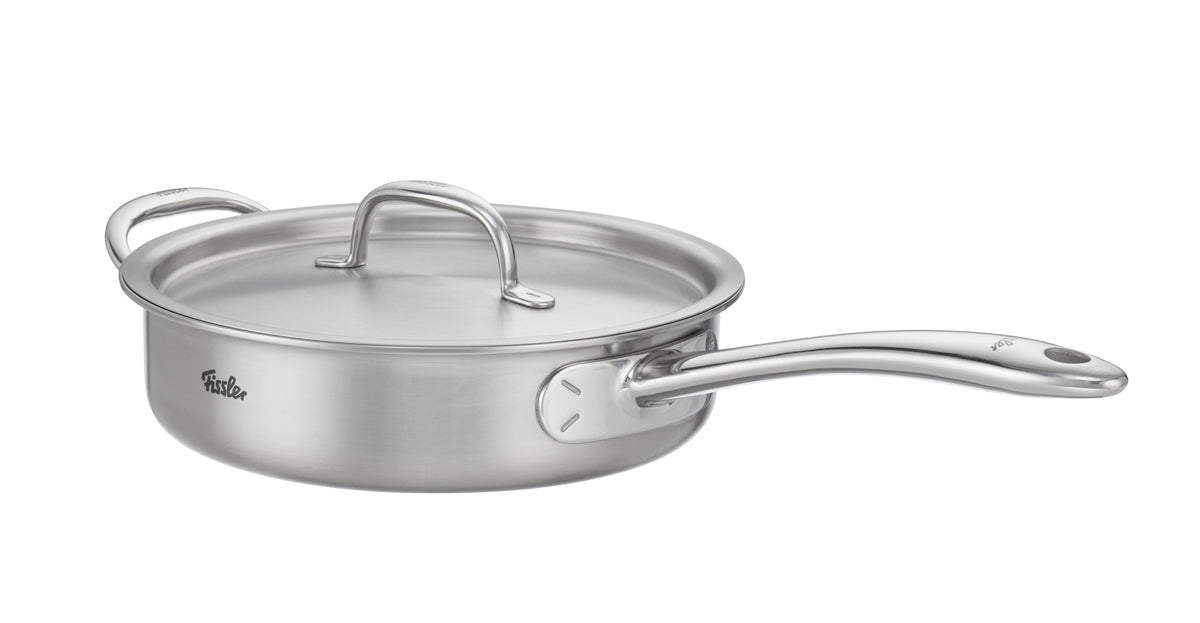Das Fissler M5 Pro-Ply® 4-teilige Set, bestehend aus hochwertigem, recyceltem Edelstahl mit langem Griff und passenden Metalldeckeln, verkörpert Präzision und Langlebigkeit „Made in Germany“. Das Set ist auf weißem Hintergrund abgebildet und eignet sich ideal für Induktion – ein Inbegriff zeitloser Innovation und Designqualität von Fissler seit 1845.