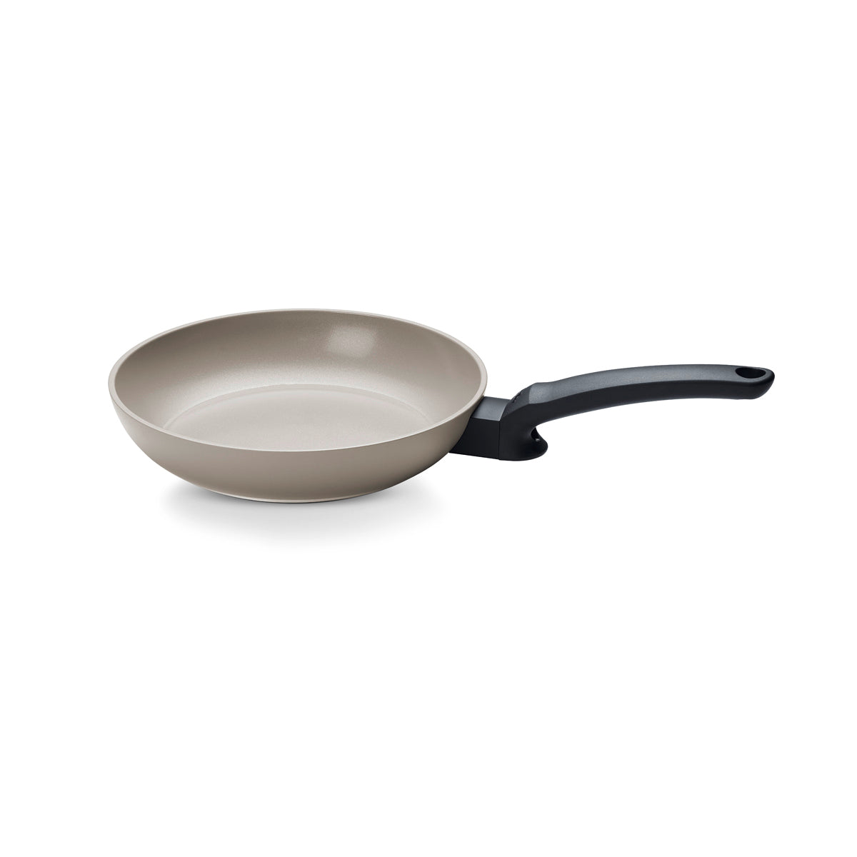Fissler Ceratal® Evo Classic Pfannenset (24 & 28 cm), beige mit schwarzen Griffen, keramische Antihaftbeschichtung. Präzisionsfertigung in Deutschland.