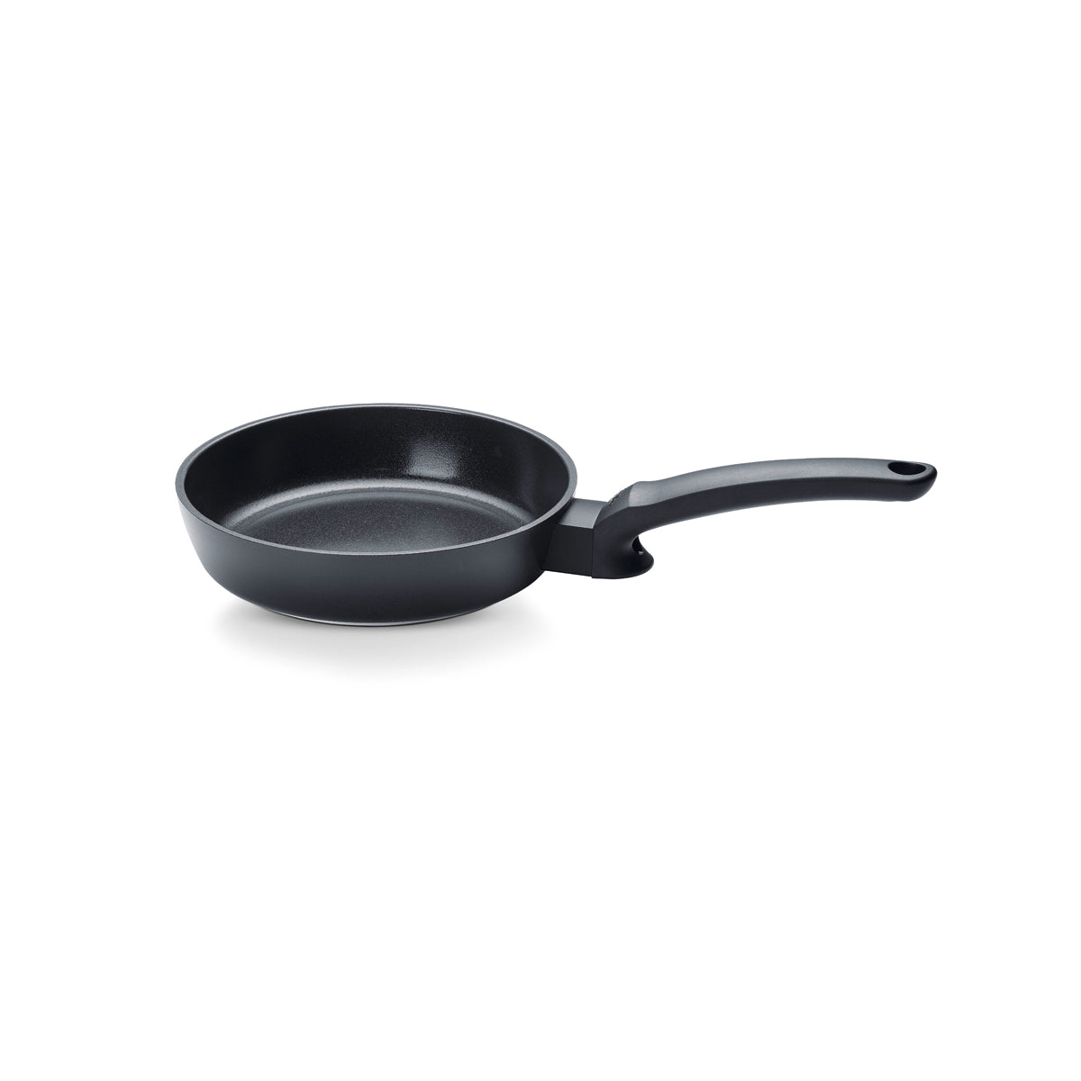 Fissler Ceratal® Evo Comfort Pfanne, schwarz mit langem Stiel und Keramikbeschichtung, auf weißem Hintergrund. Deutsche Qualität seit 1845.