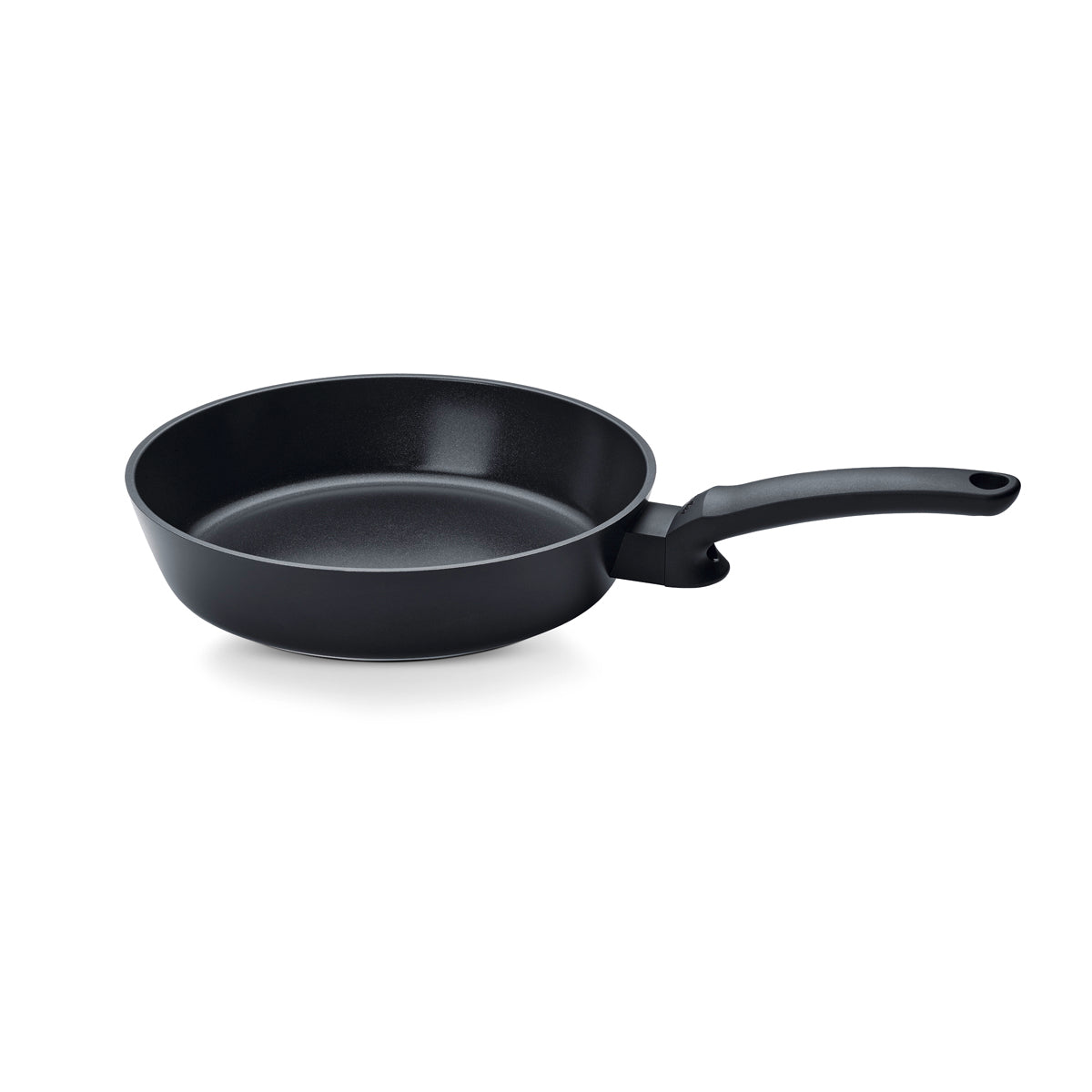 Die Fissler Ceratal® Evo Comfort Pfanne, eine schwarze Antihaftpfanne, aus einem Winkel fotografiert, um den Innenraum und das präzise „Made in Germany“-Design zu zeigen.
