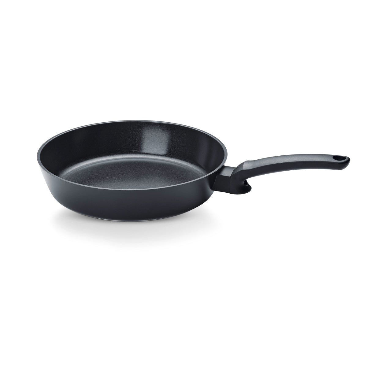 Fissler Ceratal® Evo Comfort Pfannenset (24 & 28 cm), schwarz, Keramik-Antihaftbeschichtung, ergonomische Griffe. Deutsche Qualität auf weißem Hintergrund.