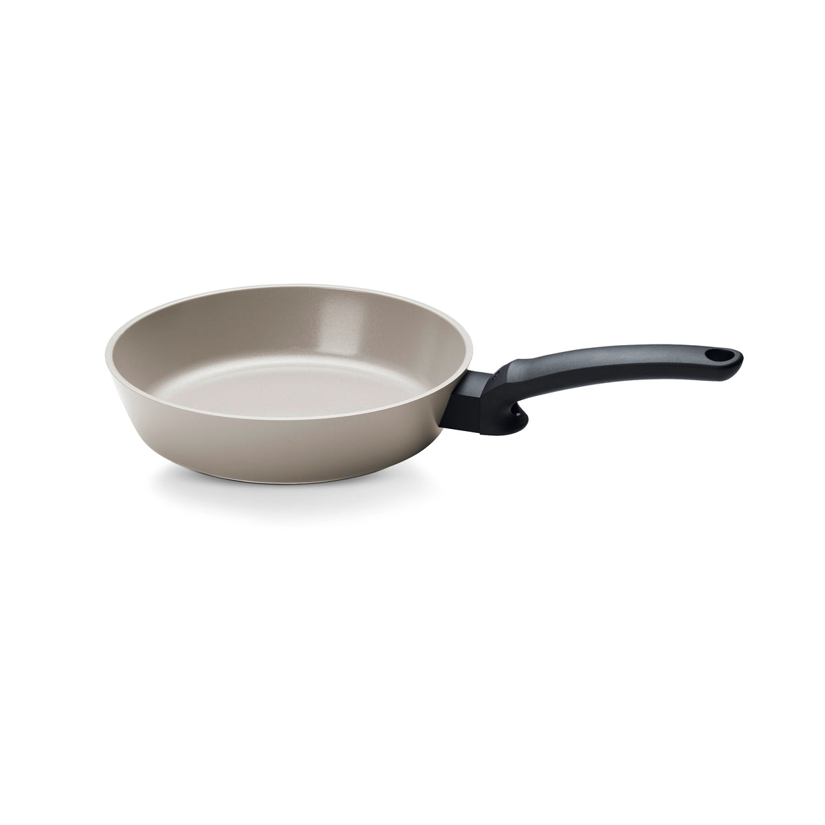 Beiges Fissler Ceratal® Evo Comfort Pfannenset (24 cm & 28 cm), keramikbeschichtet, schwarze Griffe, auf weißem Untergrund. Präzisionsfertigung aus Deutschland.