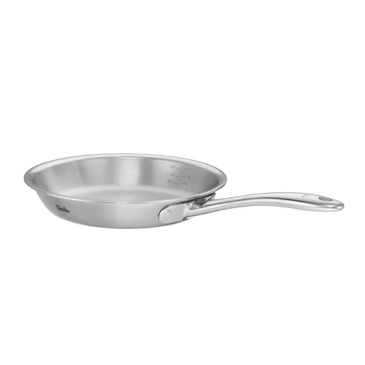 Die Fissler M5 Pro-Ply® Pfanne aus recyceltem Edelstahl überzeugt durch ihre hochwertige „Made in Germany“ Verarbeitung, die für Langlebigkeit und präzise Kochperformance steht. Mit langem Griff und integrierten Messskalen ist sie ideal für moderne Küchen. Auf weißem Hintergrund präsentiert, eignet sich diese induktionsgeeignete Bratpfanne perfekt für den täglichen Gebrauch und lässt sich mühelos reinigen – typisch Fissler: Innovation in zeitlosem Design seit 1845.