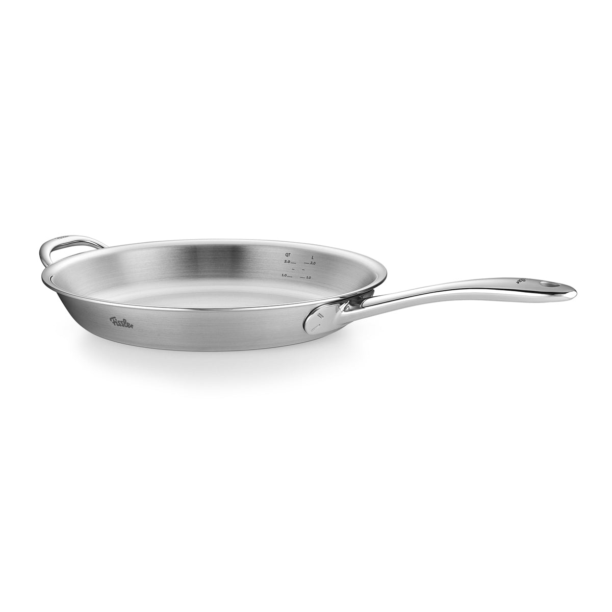 Die Fissler M5 Pro-Ply® Pfanne, meisterhaft gefertigt aus recyceltem Edelstahl, präsentiert sich mit einem ergonomisch langen Griff sowie einem praktischen Gegengriff. Vor weißem Hintergrund gezeigt, verbindet diese in Deutschland hergestellte Edelstahlpfanne zeitloses Design mit innovativer Pro-Ply®-Technologie für präzises Braten, leichte Reinigung und vollste Induktionskompatibilität – ein Qualitätsprodukt aus dem Hause Fissler seit 1845.