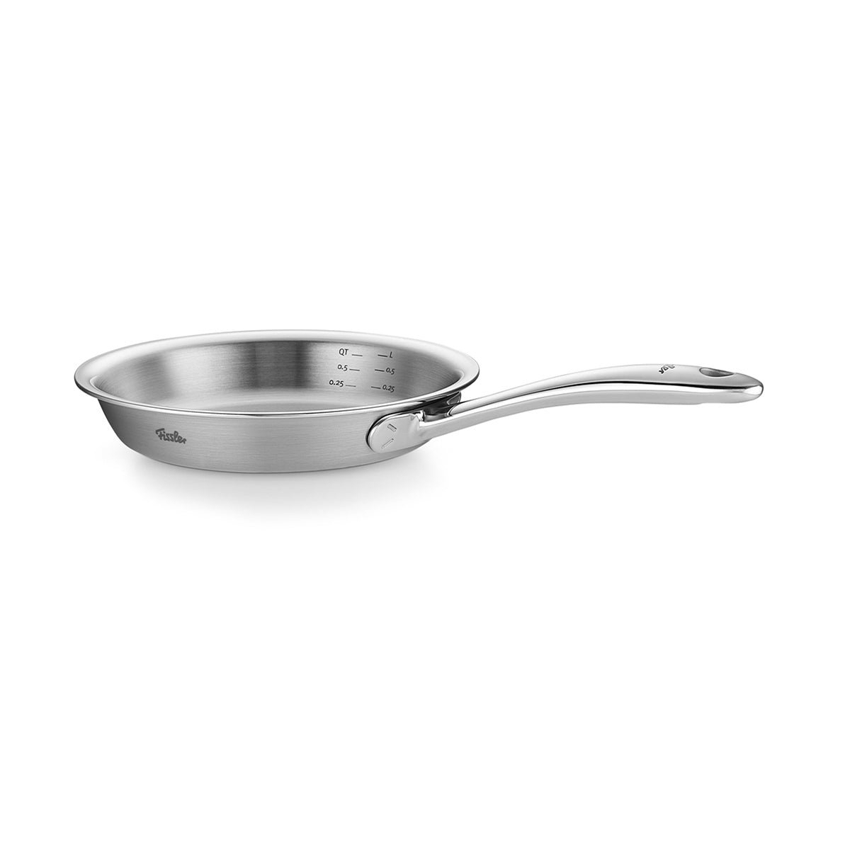 Die Fissler M5 Pro-Ply® Pfanne aus recyceltem, hochwertigem Edelstahl präsentiert sich mit langem ergonomischem Griff vor weißem Hintergrund. Die in Deutschland gefertigte, inductionstaugliche Pfanne steht für jahrzehntelange Fissler-Präzision und Langlebigkeit und ist mit praktischen Innen-Skalen zur exakten Messung ausgestattet. Ihr innovatives Design ermöglicht eine einfache Reinigung – ideal für anspruchsvolle Kochmomente Made in Germany.