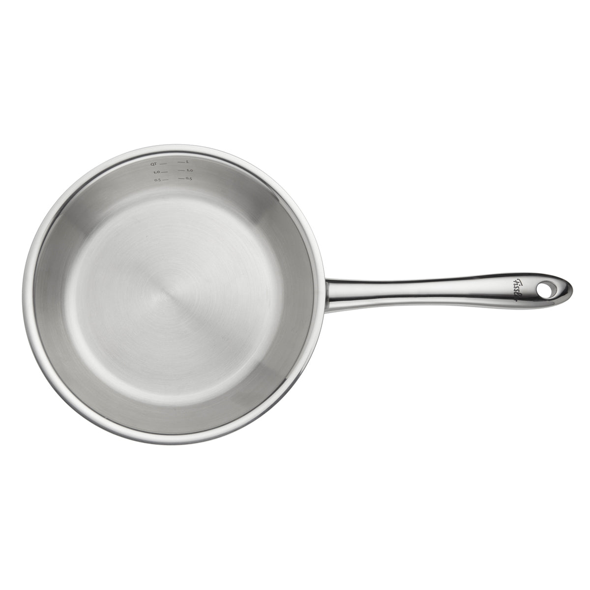 Die Fissler M5 Pro-Ply® Pfanne aus recyceltem Edelstahl, von oben fotografiert, überzeugt durch ihren ergonomischen langen Griff und eine praktische Ausgießschnaupe. Die klar ablesbaren Messmarkierungen an der Innenwand spiegeln die präzise Ingenieurskunst und das zeitlose Design „Made in Germany“ wider. Induktionsgeeignet und zur mühelosen Reinigung konzipiert, steht diese Pfanne für die langlebige Qualität und Innovation eines Traditionsunternehmens seit 1845.